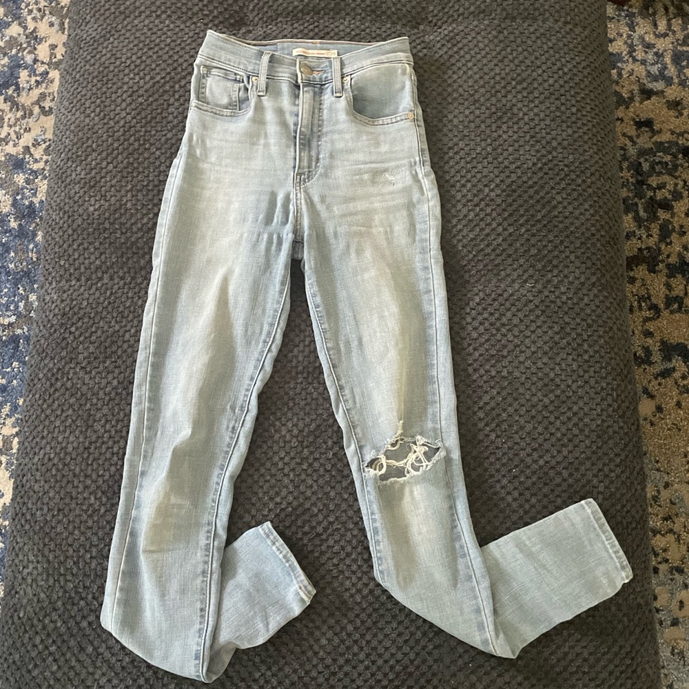 LEVIS RIPPED SKINNY JEANS